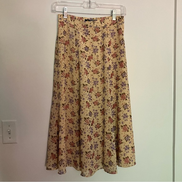 Liz Sport Petite Ditsy 90’s Floral Skirt - Size 4. - Picture 5 of 6